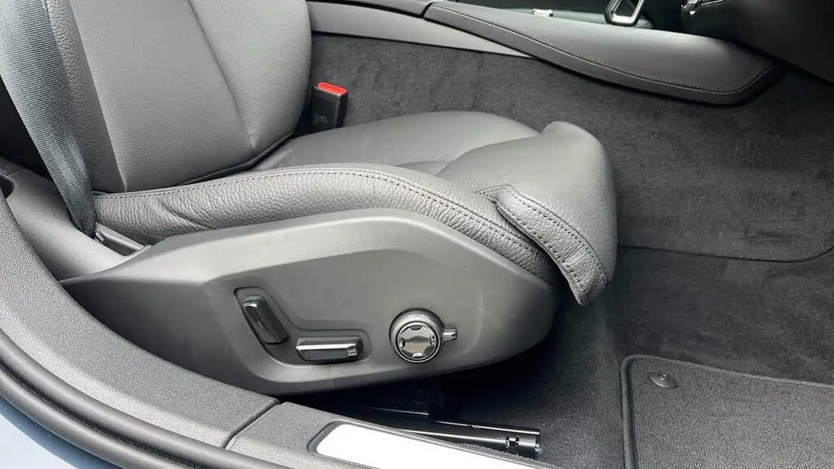 2025-volvo-v60-20-t6-plus-dark-station-wagon-big-27