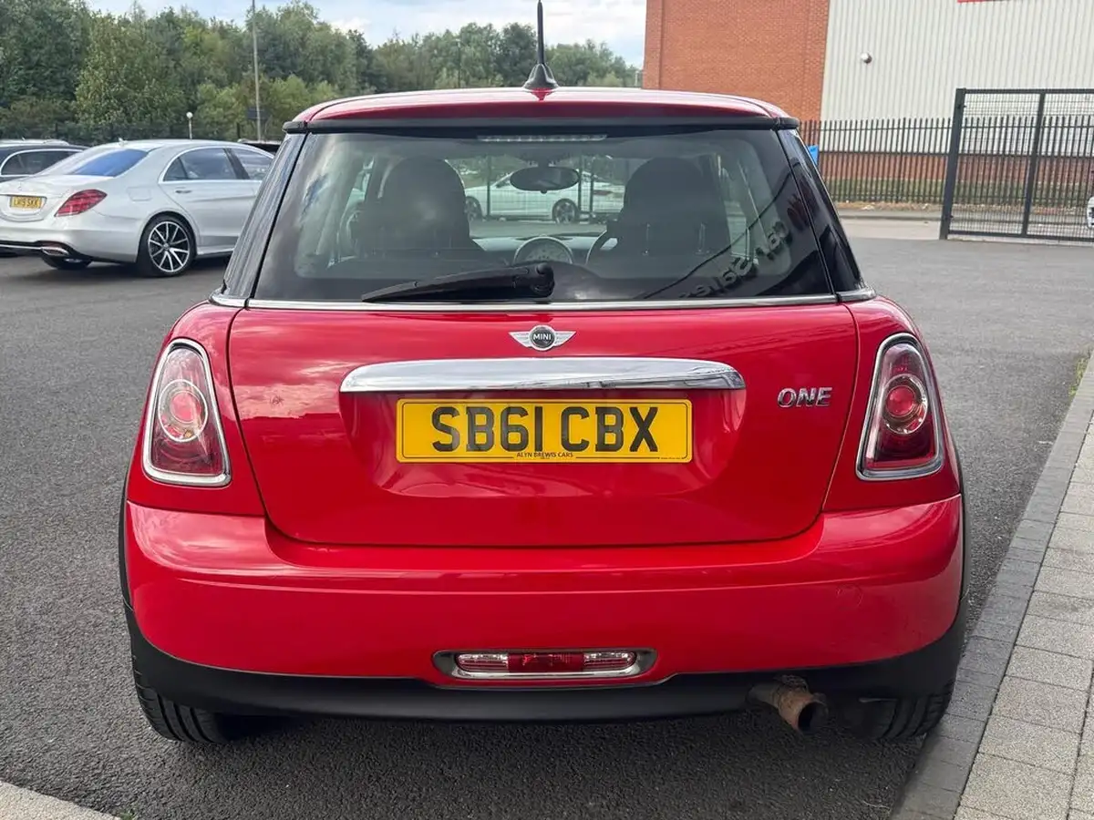 2011-mini-cooper-16-one-98bhp-hatchback-3d-big-2