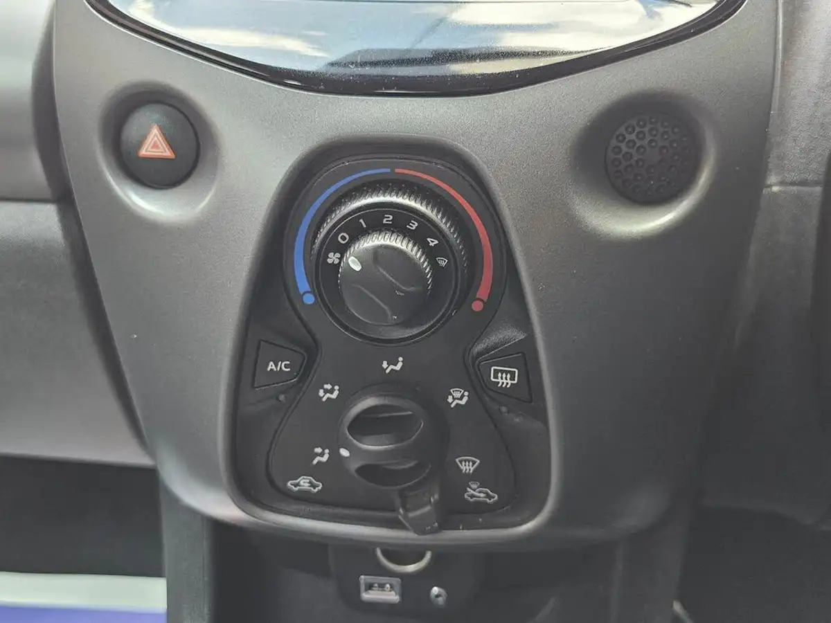 2018-toyota-aygo-10-vvt-i-x-play-71bhp-5d-big-25