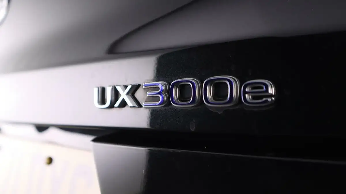 2021-lexus-ux-300e-e-ux-big-20