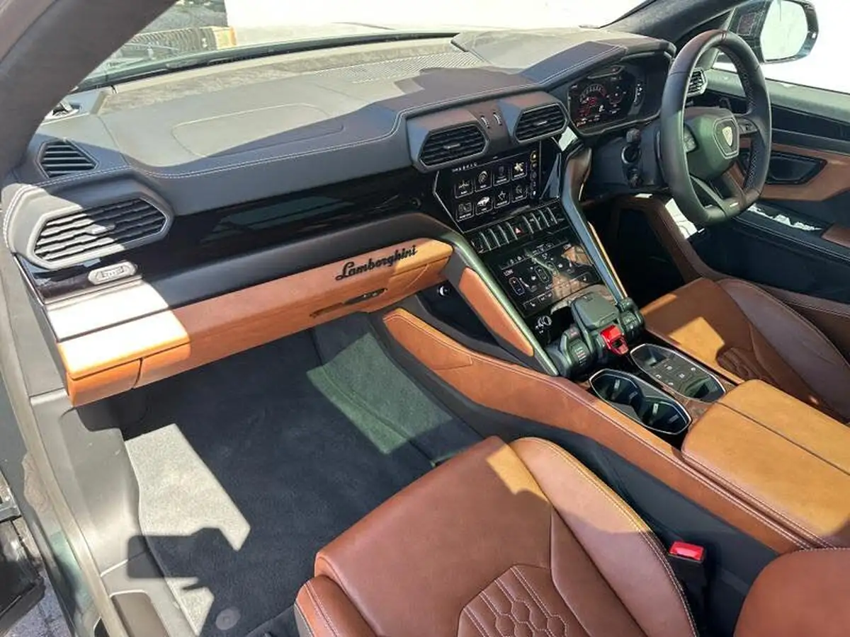 2023-lamborghini-urus-40-no-trim-big-12