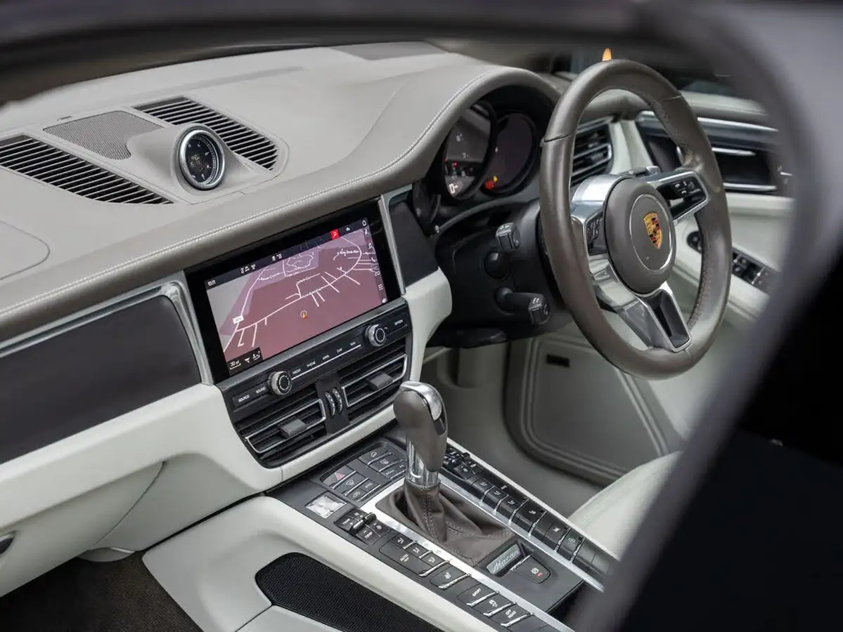 2021-porsche-macan-20-245ps-big-37