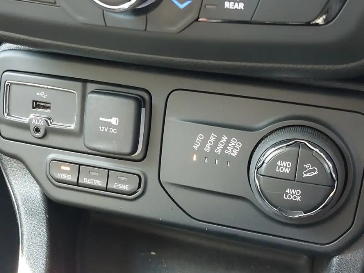 2020-jeep-renegade-13-gse-limited-phev-big-16