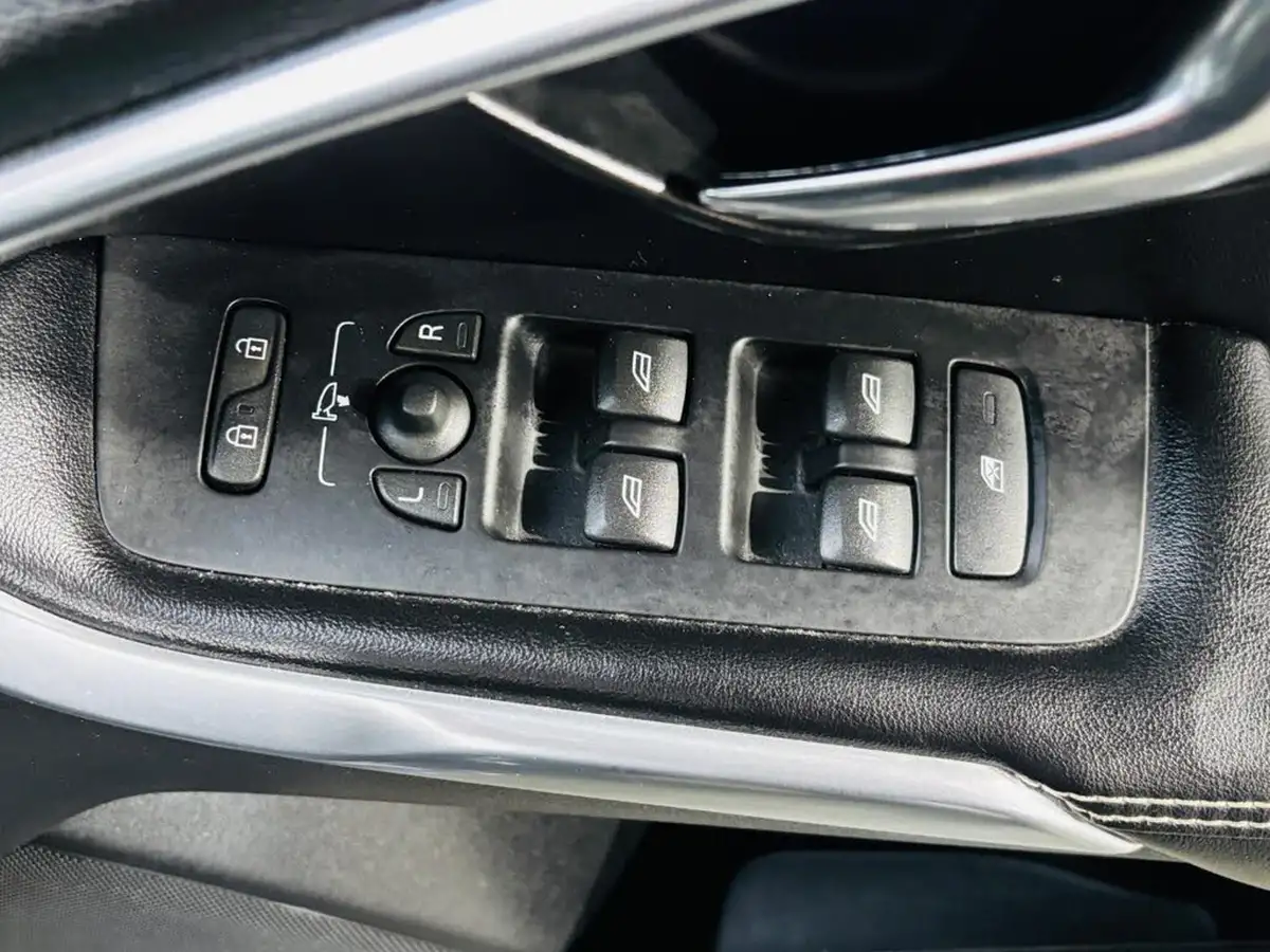 2013-volvo-v40-16td-d2-r-design-nav-big-16