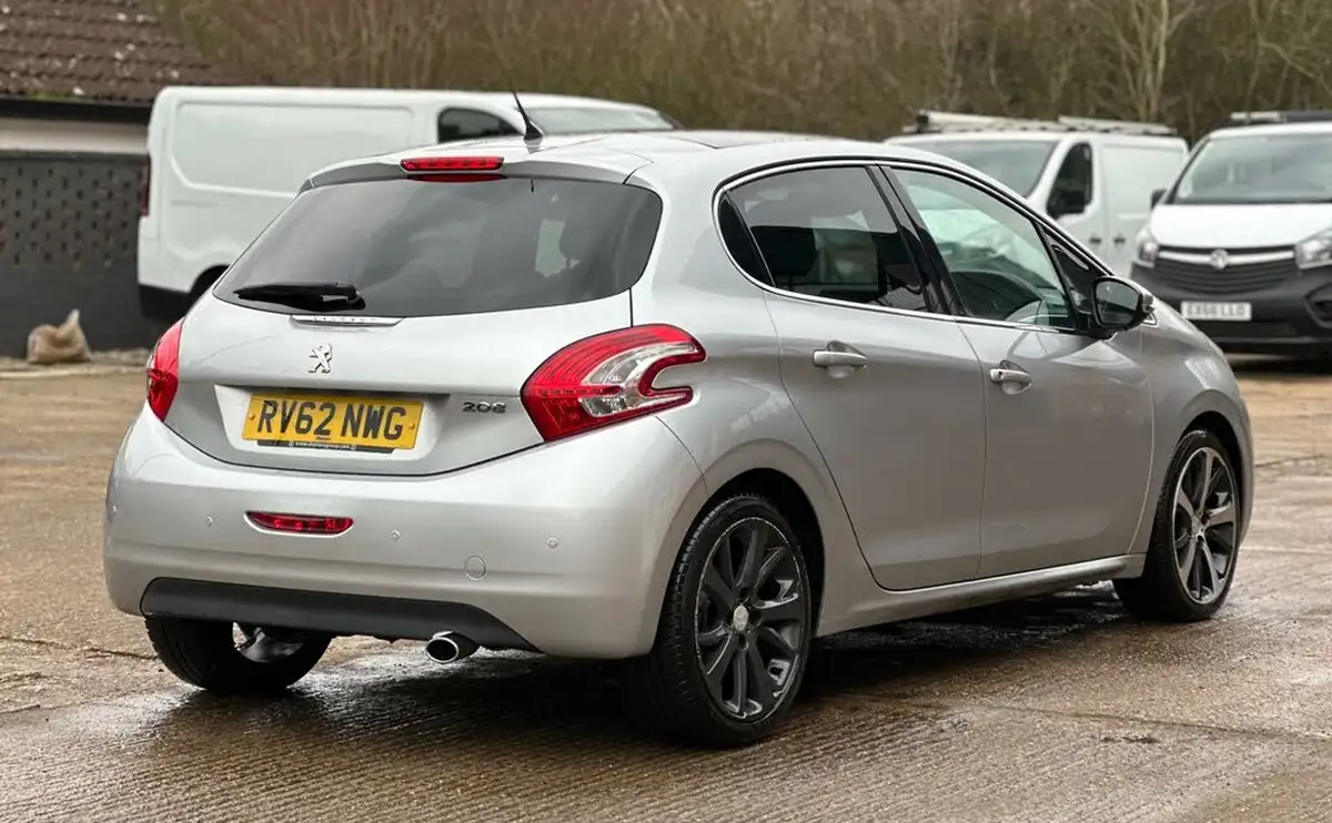 2012-peugeot-208-16-feline-vti-120bhp-5d-big-8