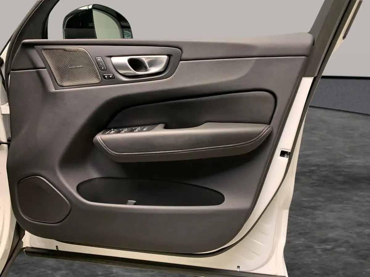 2024-volvo-xc60-20-b5-plus-big-37