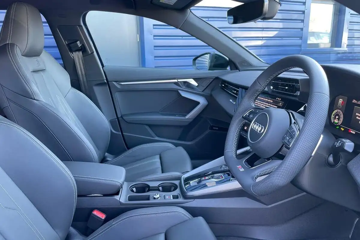 2025-audi-a3-15-40-tfsi-e-black-edition-big-23
