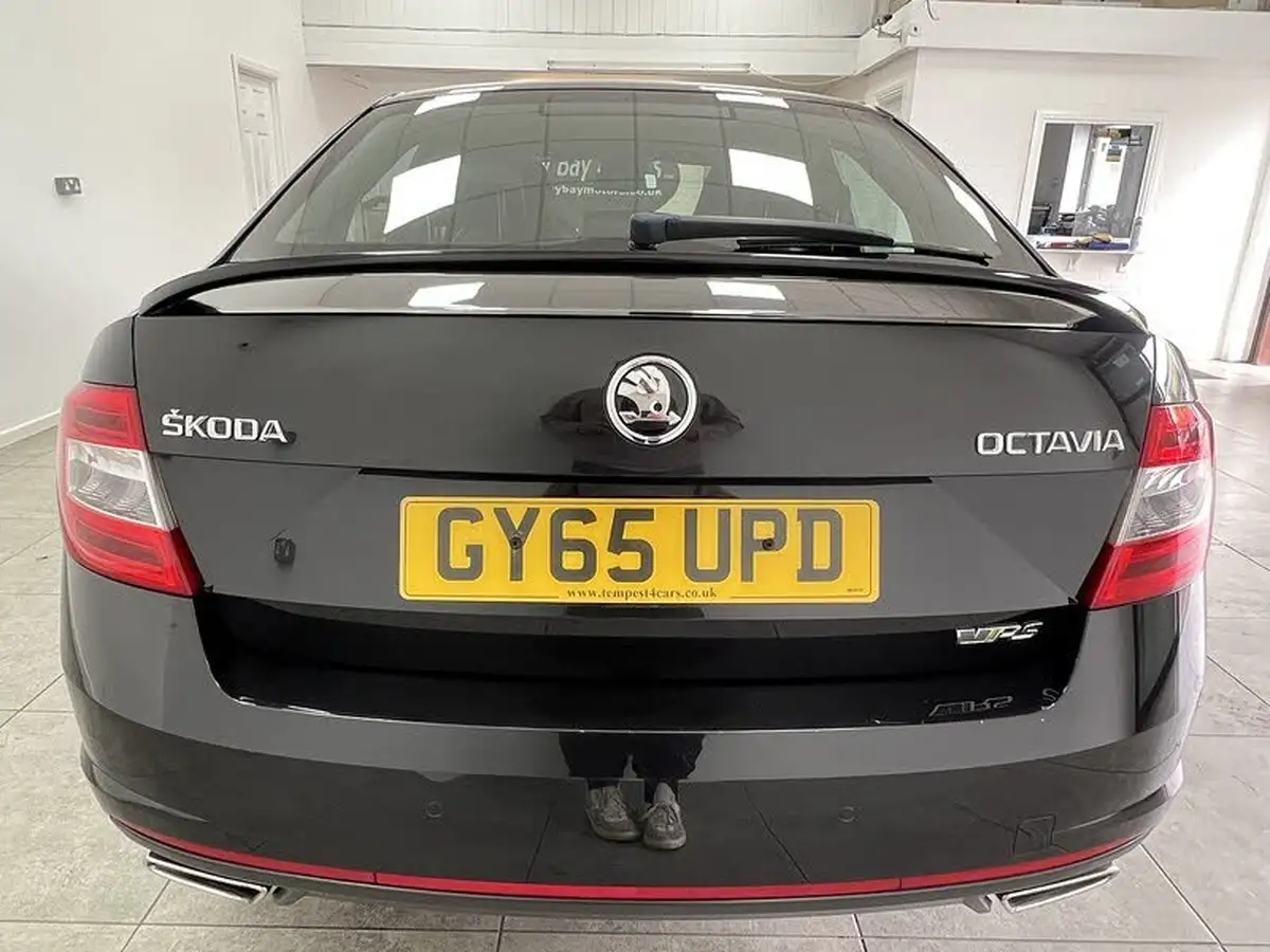 2015-skoda-octavia-20tdi-vrs-hatchback-big-3