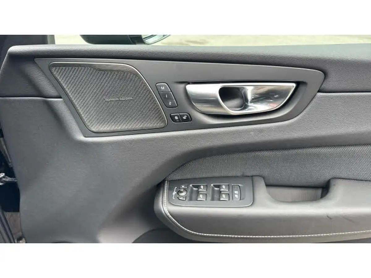 2025-volvo-xc60-20-t6-plus-black-edition-big-14