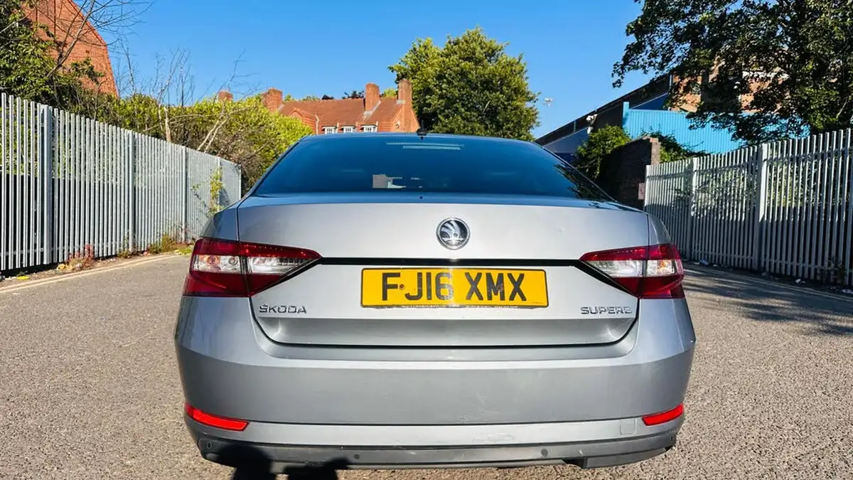 2016-skoda-superb-20tdi-se-business-hatchback-dsg-big-8