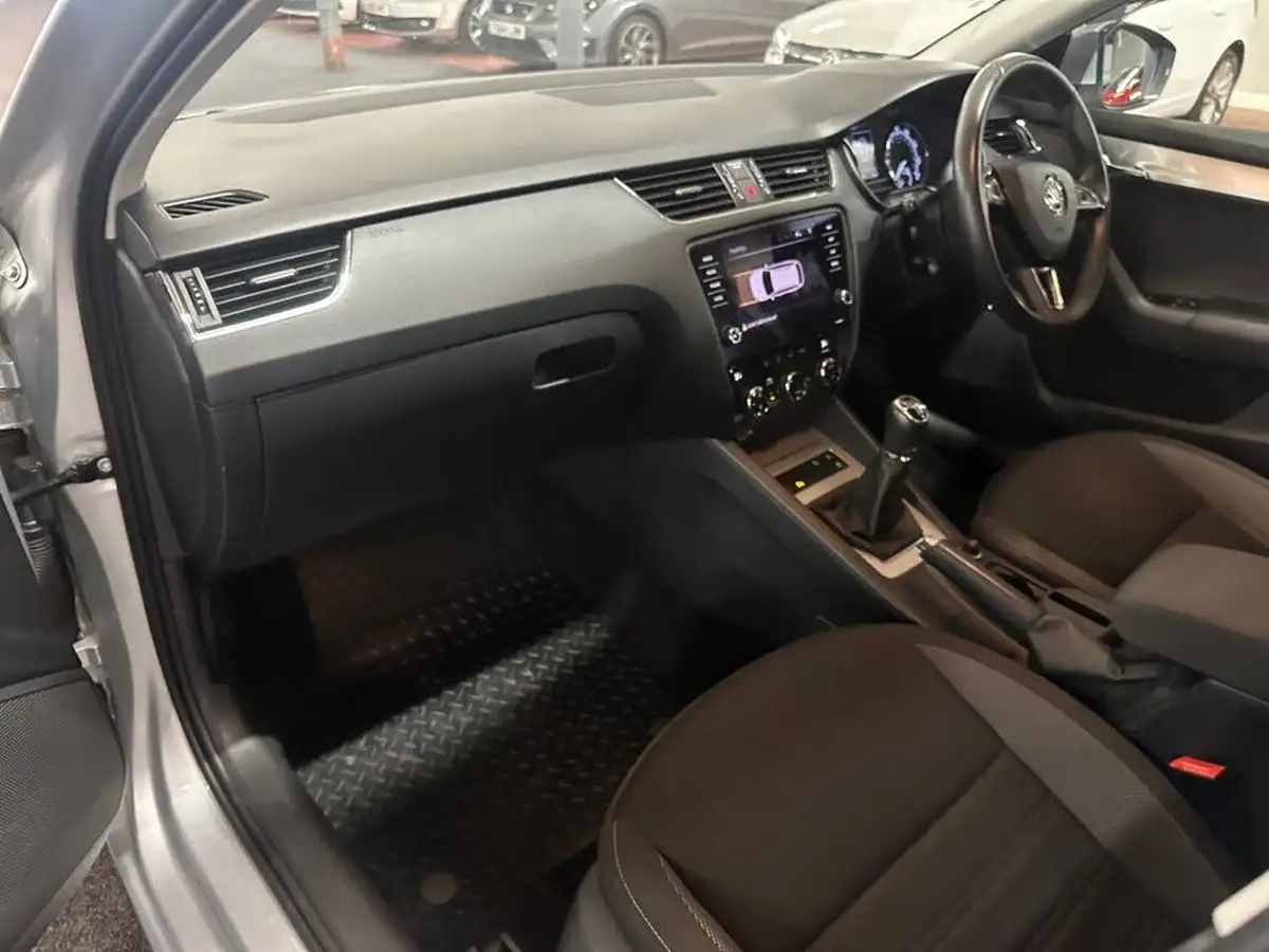 2020-skoda-octavia-16tdi-se-technology-estate-big-12