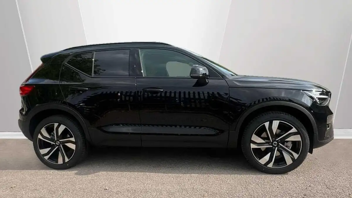 2025-volvo-xc40-20-b4-ultra-bright-big-2
