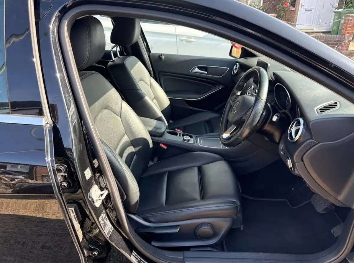 2017-mercedes-benz-a-class-15d-a180d-sport-premiumss-7g-dct-big-4