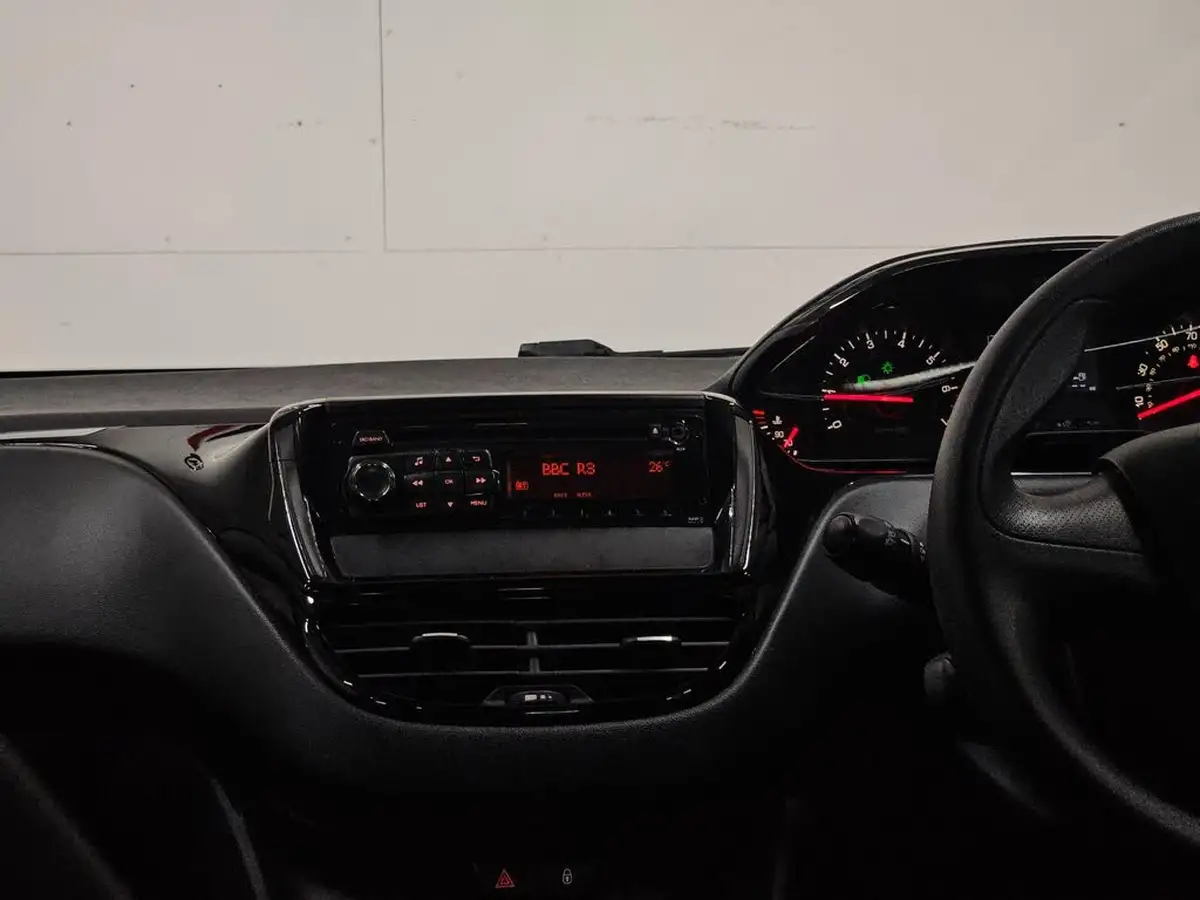 2015-peugeot-208-10-access-5d-big-28
