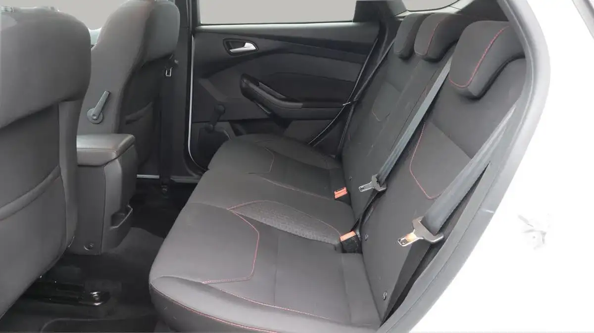 2018-ford-focus-10t-st-line-140ps-hatchback-big-16