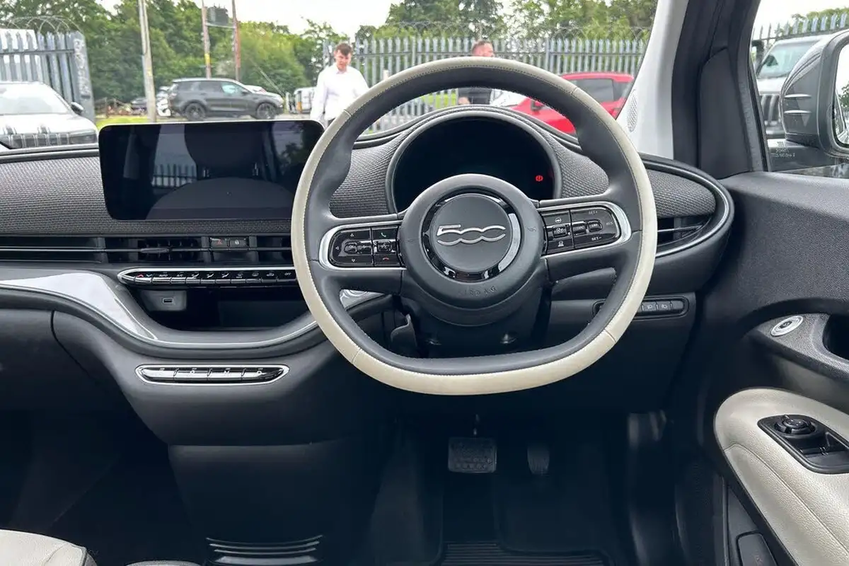 2022-fiat-500-e-la-prima-big-14