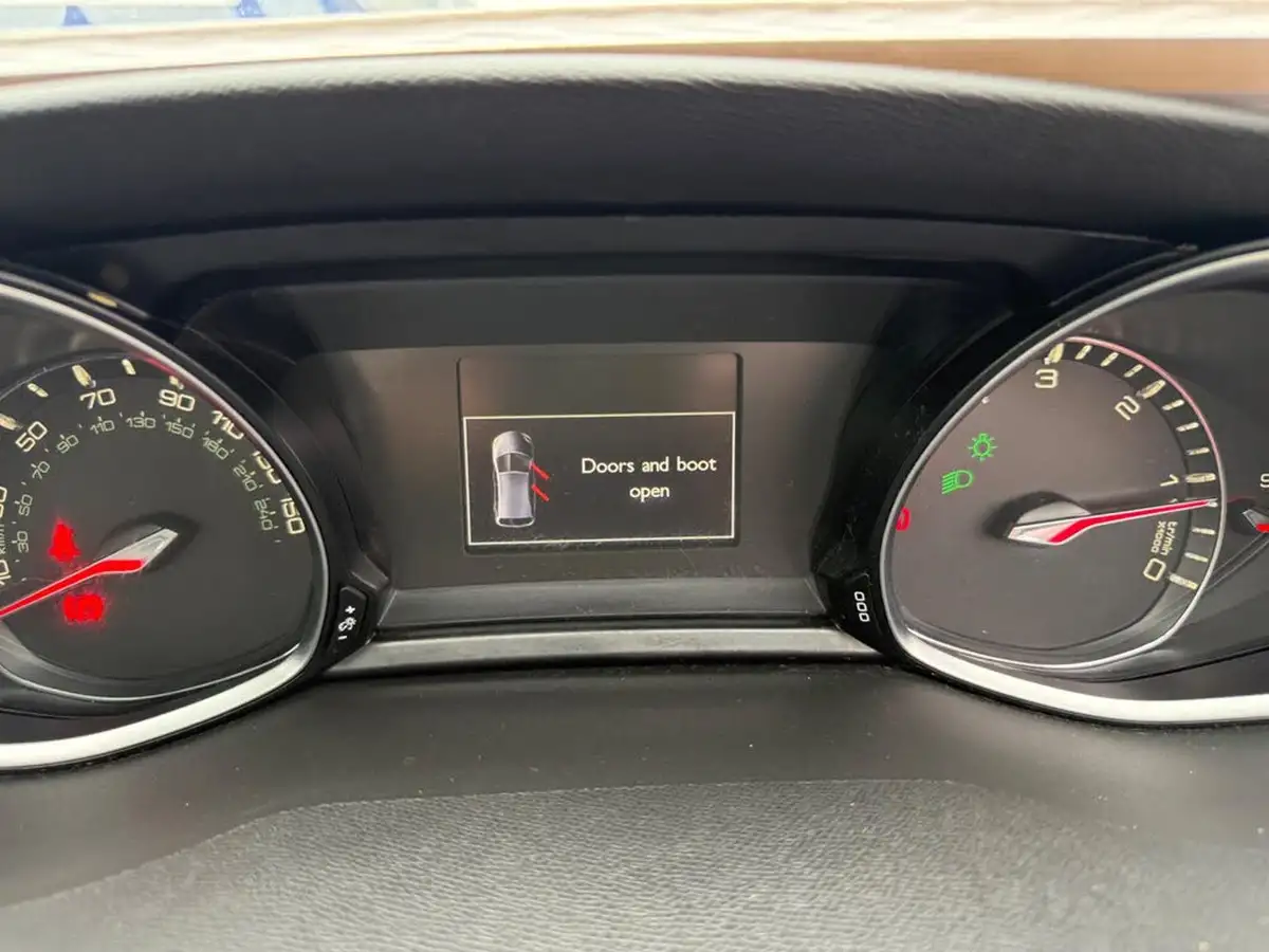 2014-peugeot-308-16td-feline-big-19