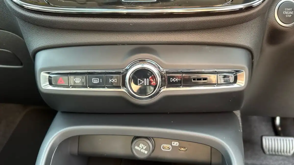 2025-volvo-xc40-20-b4-ultra-dark-big-35