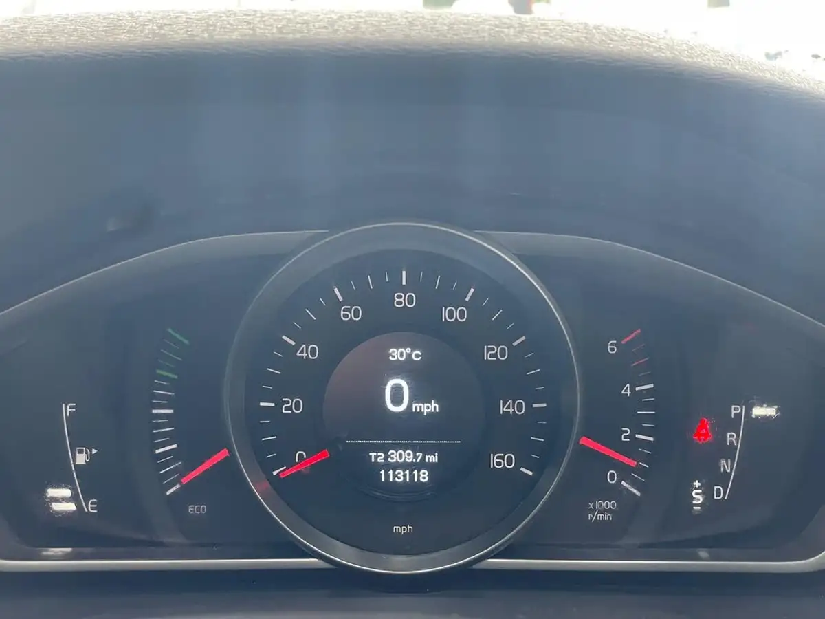 2015-volvo-v40-16td-d2-cross-country-lux-powershift-big-28