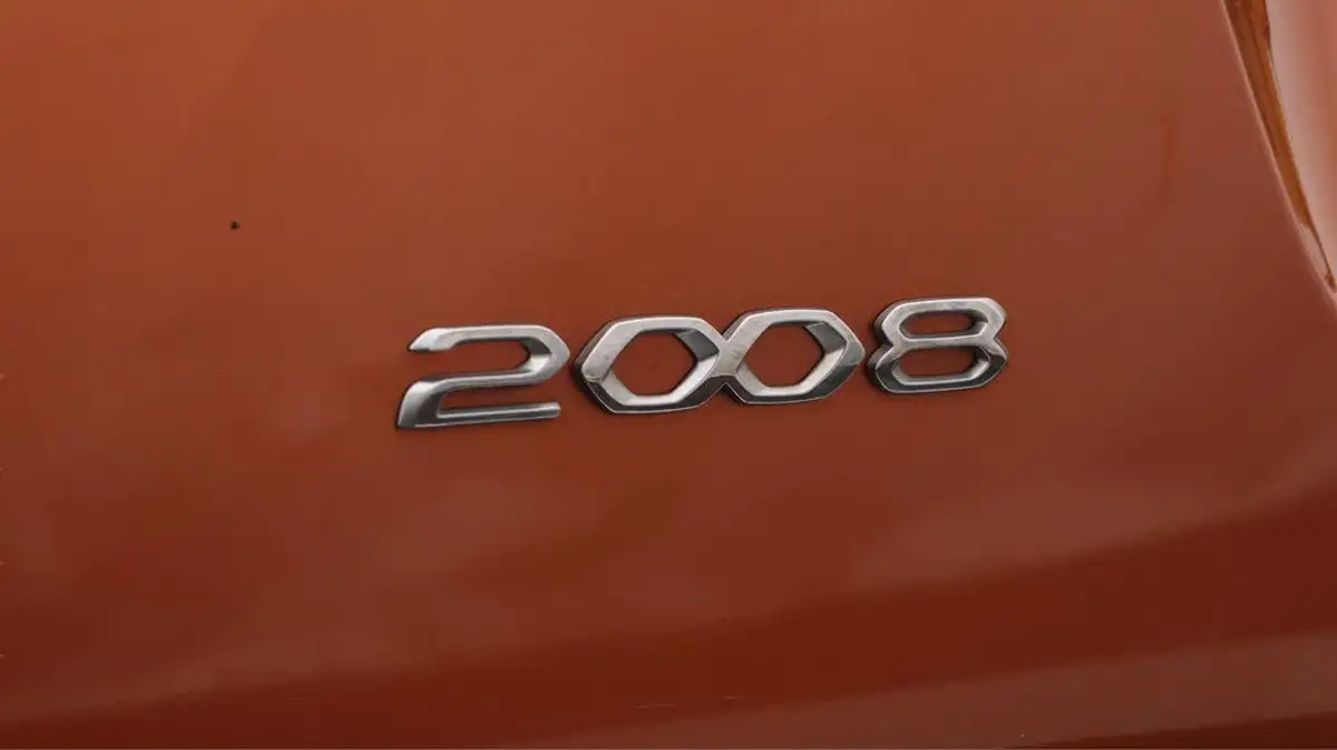 2022-peugeot-2008-suv-12-puretech-gt-big-23
