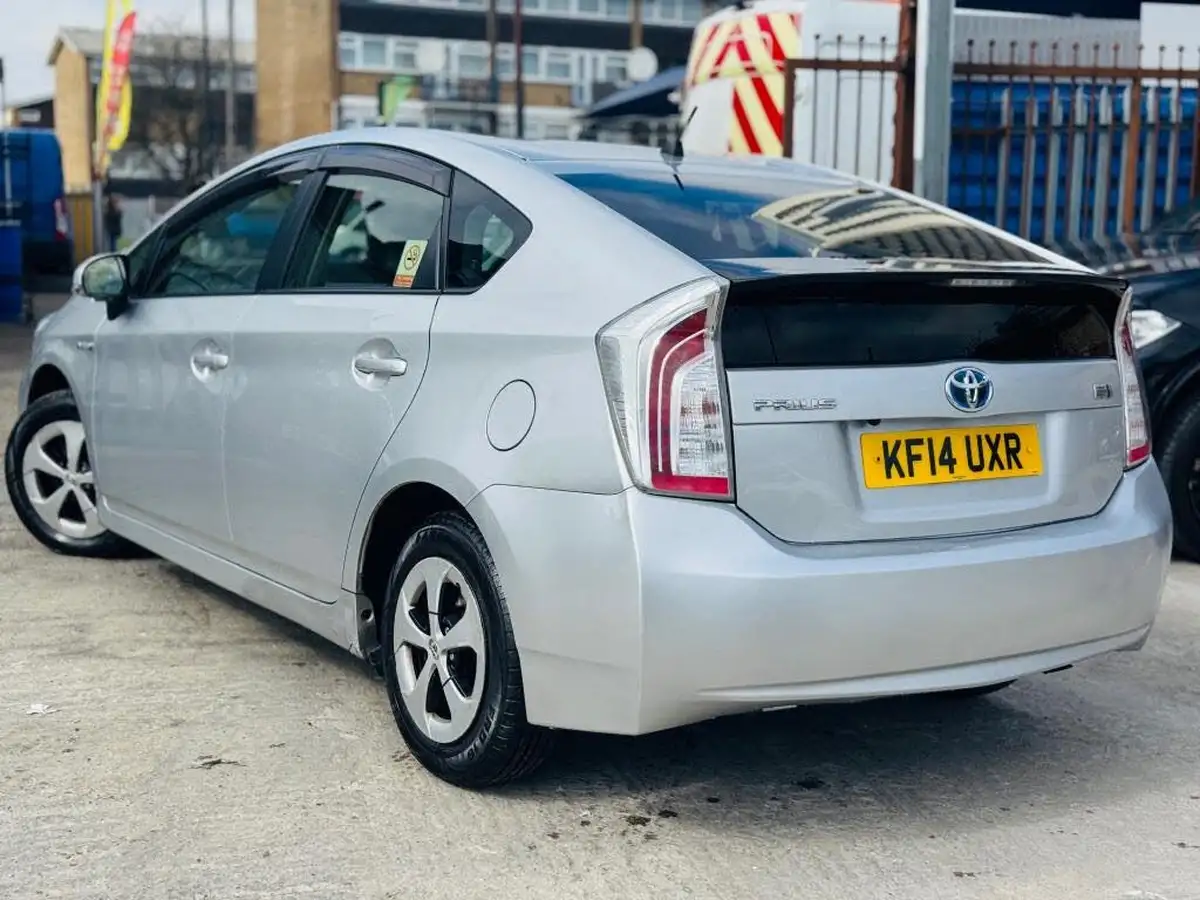 2014-toyota-prius-hybrid-big-5