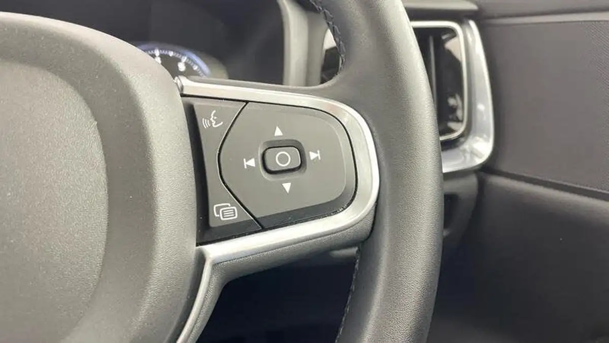 2022-volvo-v60-20-b3-momentum-161bhp-big-15