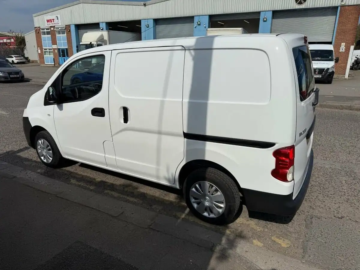 2017-nissan-nv200-15td-acenta-110bhp-eu6-panel-van-big-4