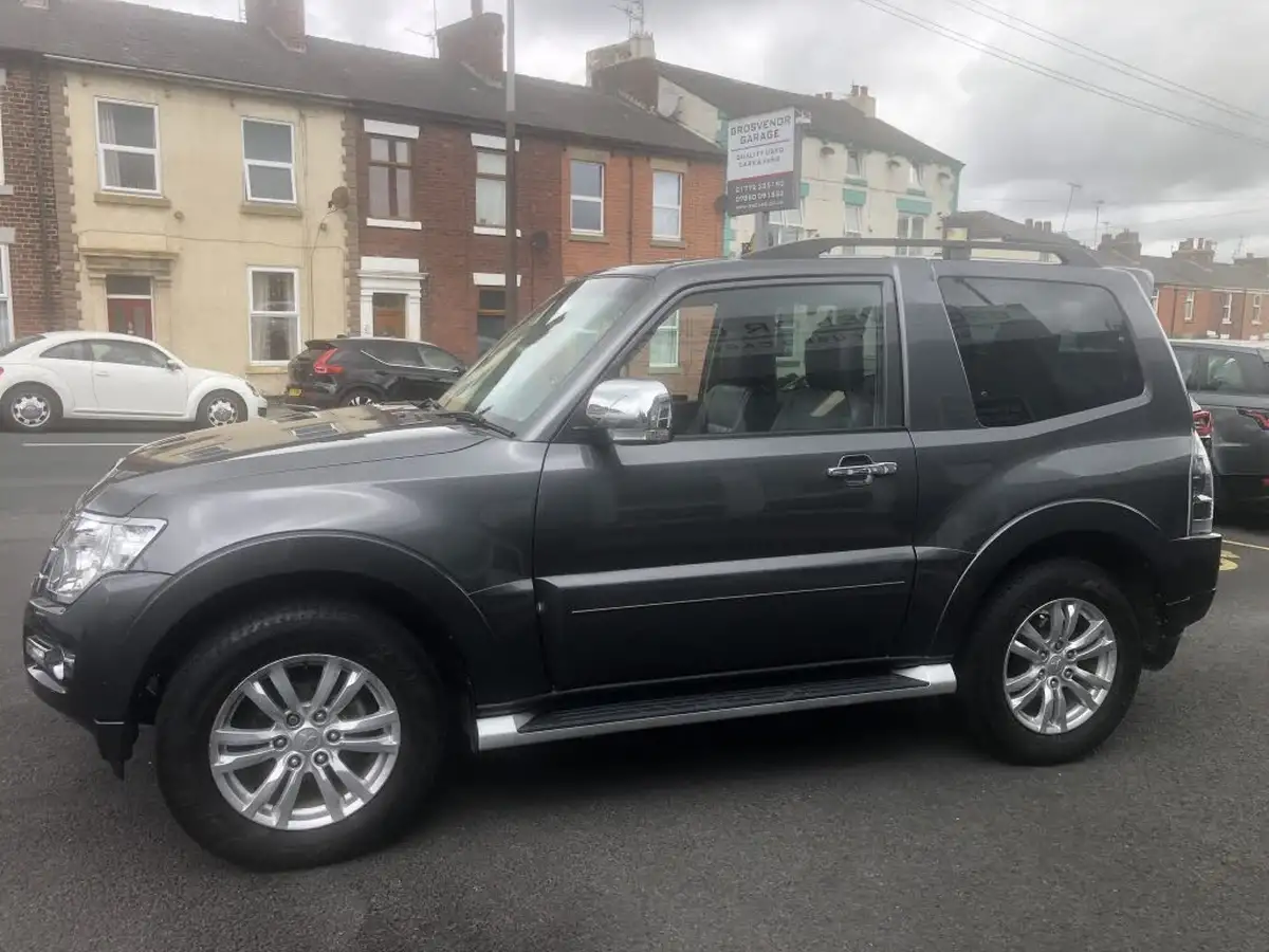 2016-mitsubishi-shogun-32td-warrior-32-di-dc-187bhpeu6-4x4-swb-window-van-auto-big-3