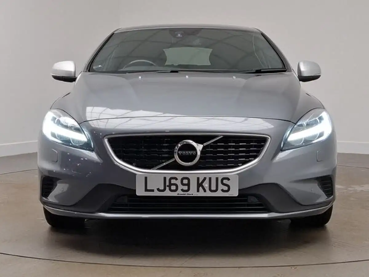 2019-volvo-v40-15-t2-r-design-edition-big-11