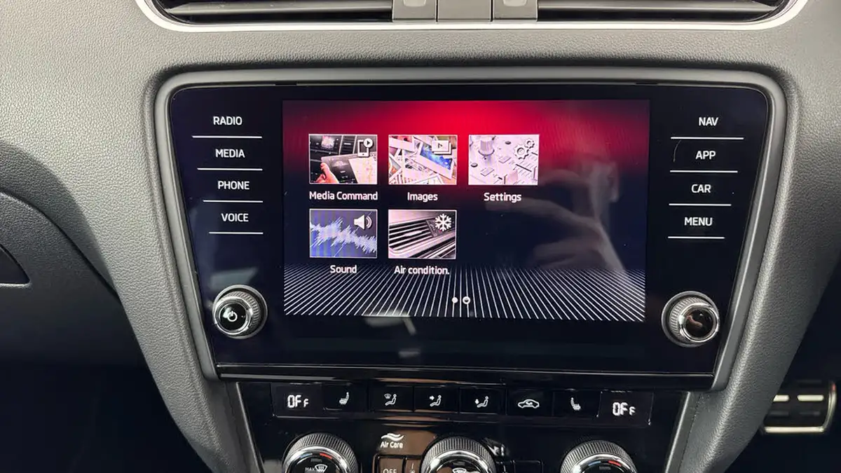 2019-skoda-octavia-20tdi-vrs-4x4-scr-hatchback-big-15