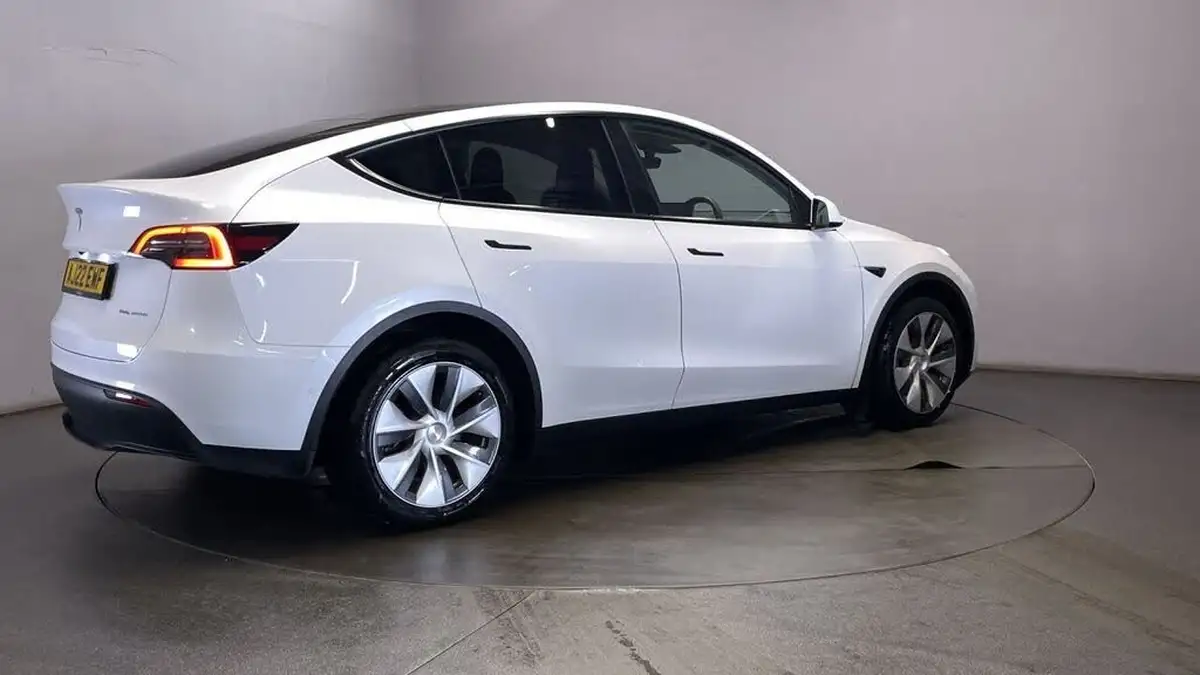 2022-tesla-model-y-e-long-range-big-7