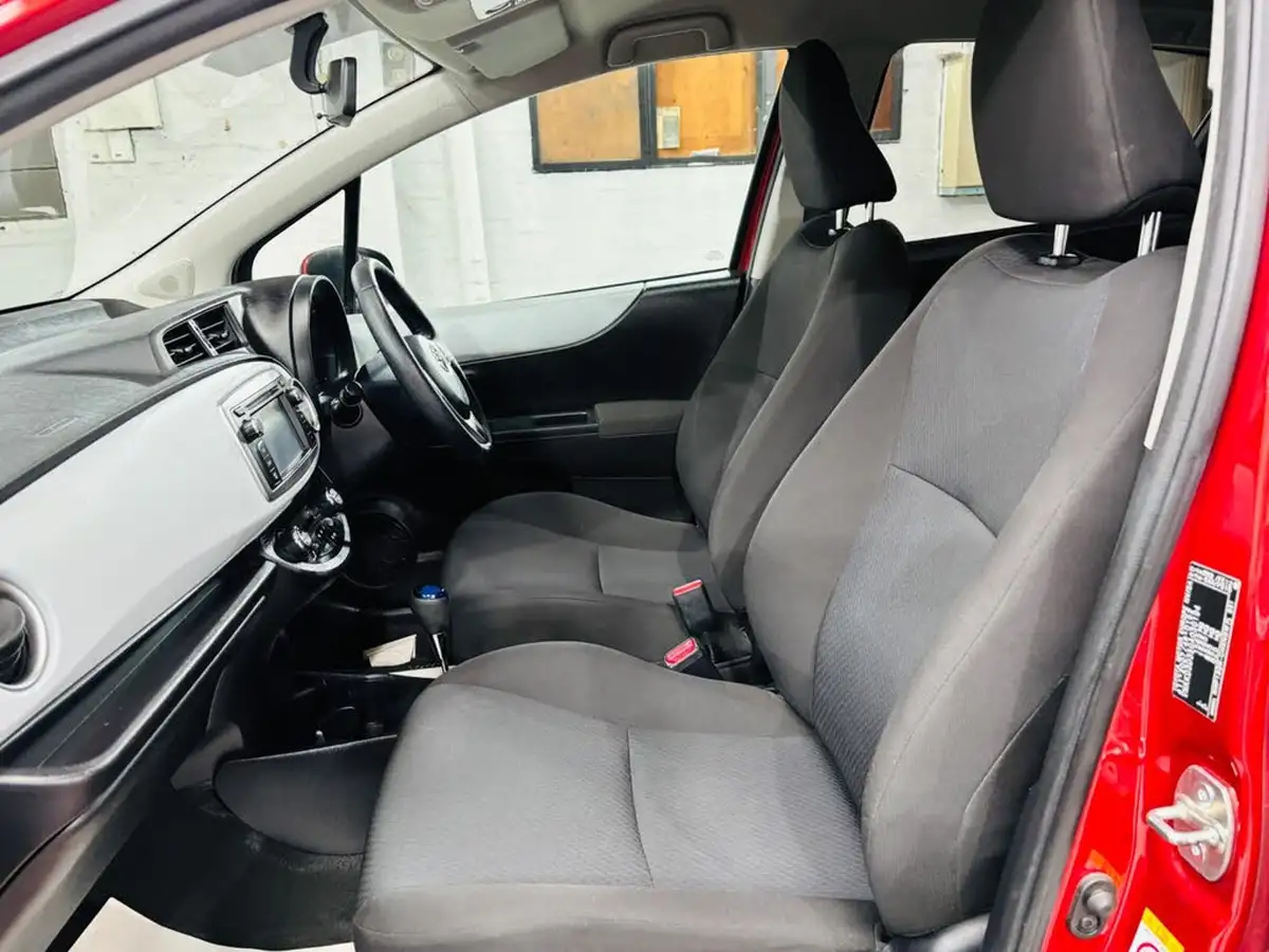 2013-toyota-yaris-15-vvt-i-t4-big-13