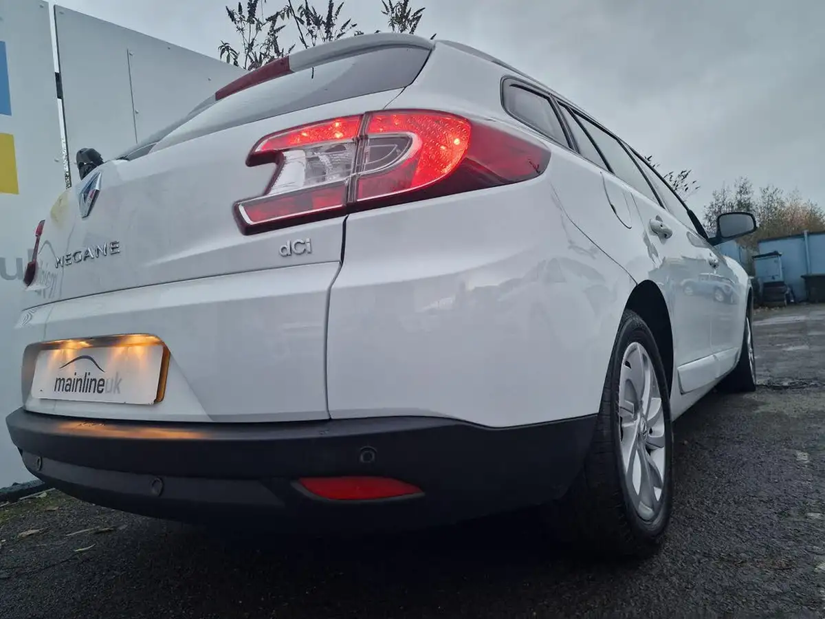2015-renault-megane-15dci-dynamique-nav-energy-ss-sport-tourer-5d-big-18