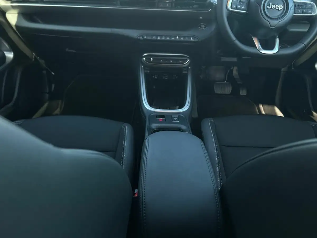 2024-jeep-avenger-e-summit-big-35