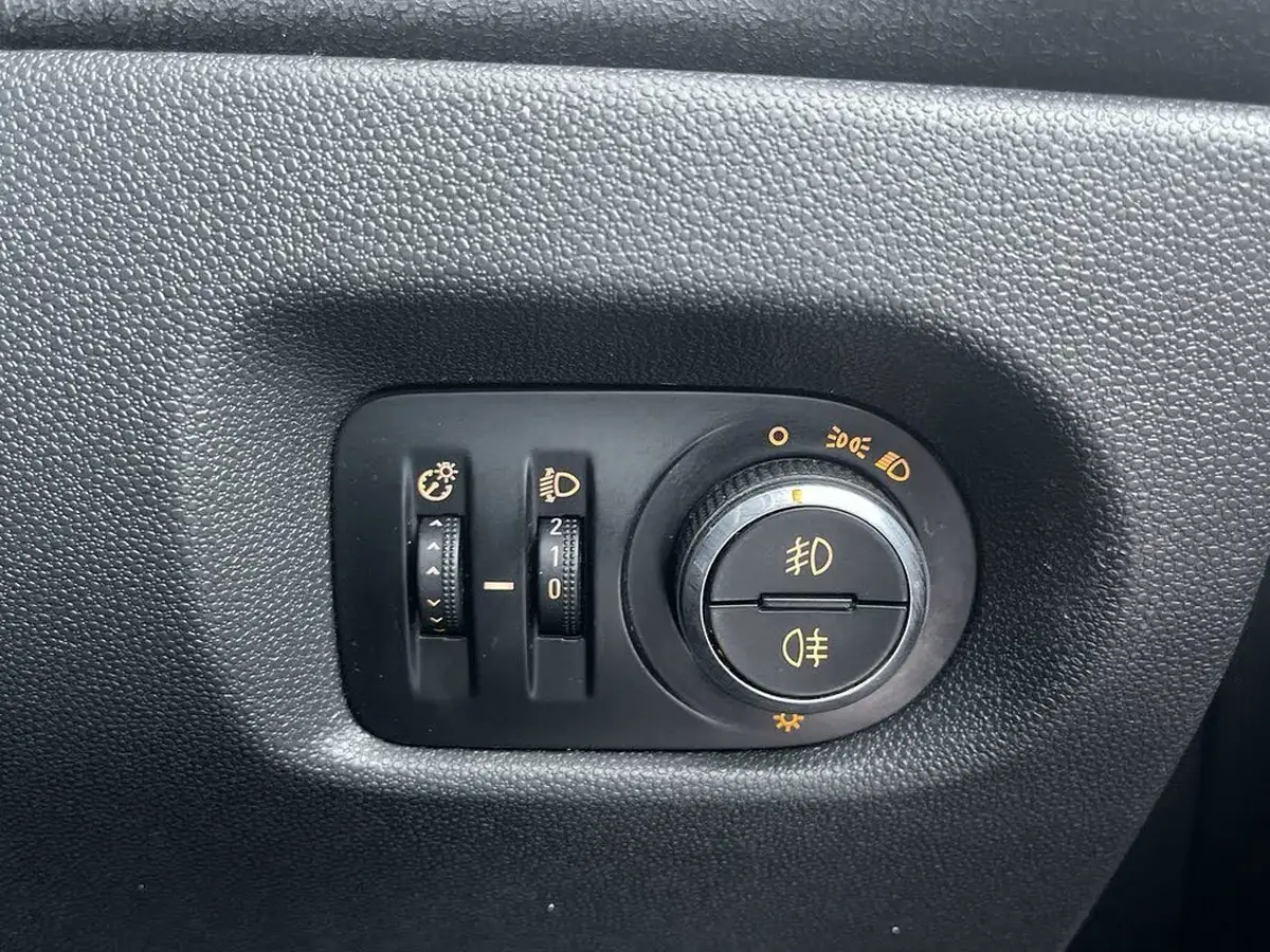 2012-vauxhall-corsa-12-sxi-16v-3d-big-29