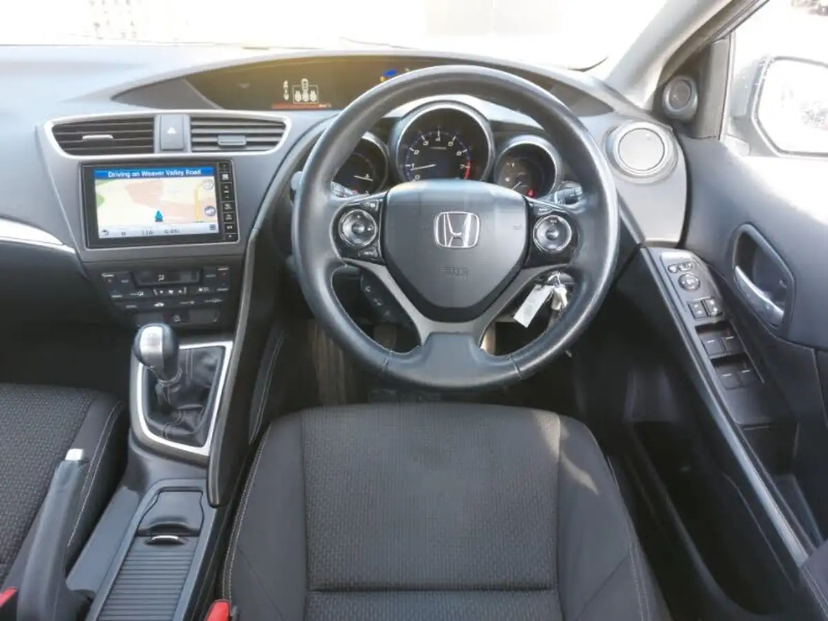 2016-honda-civic-18-i-vtec-se-plus-navi-ss-hatchback-big-6
