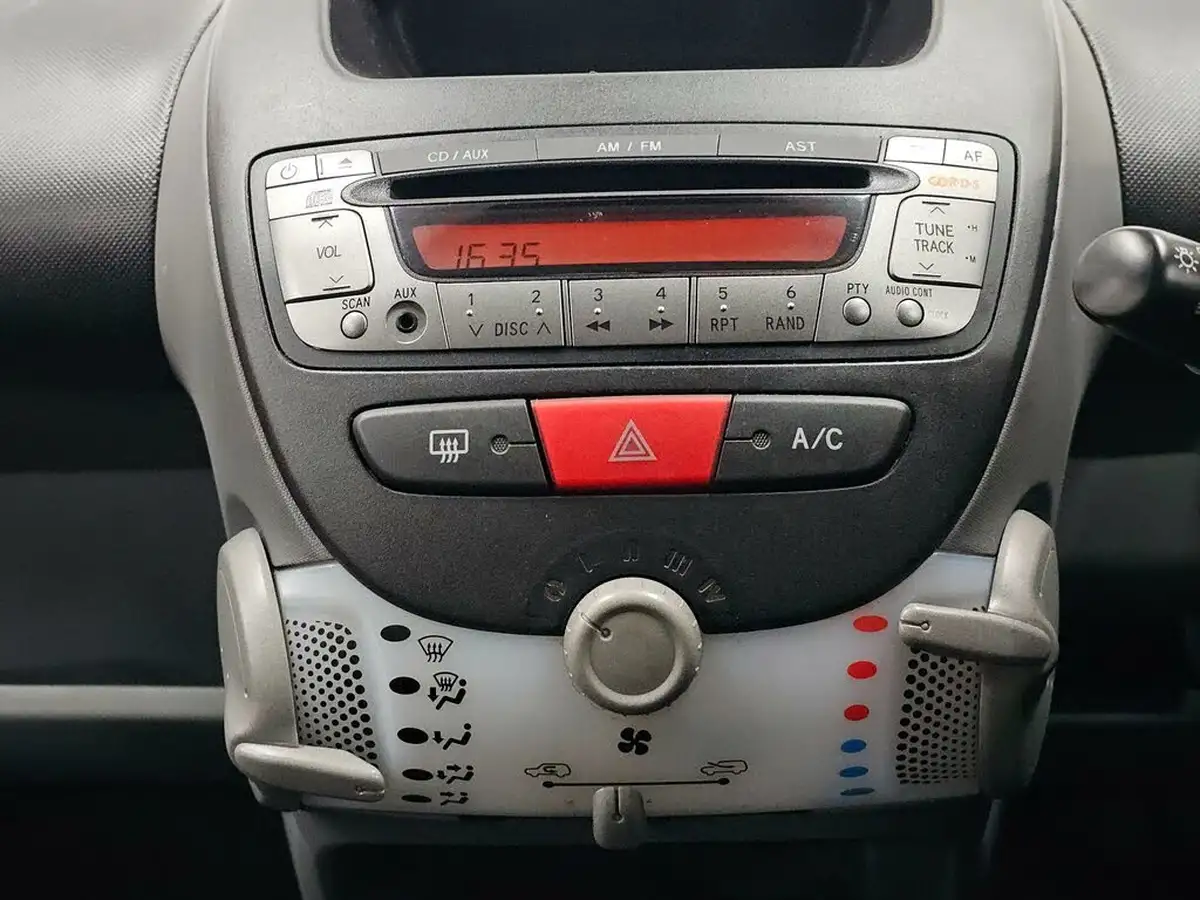 2012-peugeot-107-10-sportium-5d-big-52