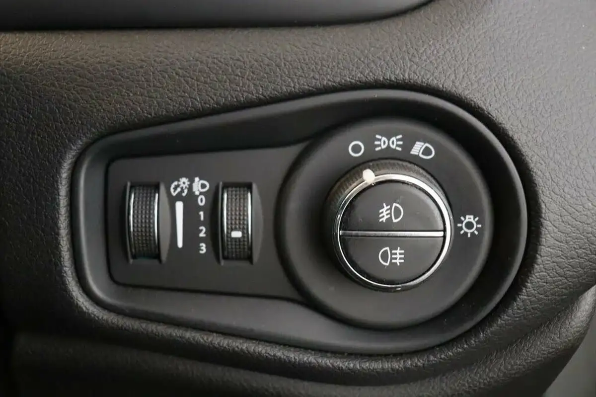 2020-jeep-renegade-10-gse-night-eagle-big-34