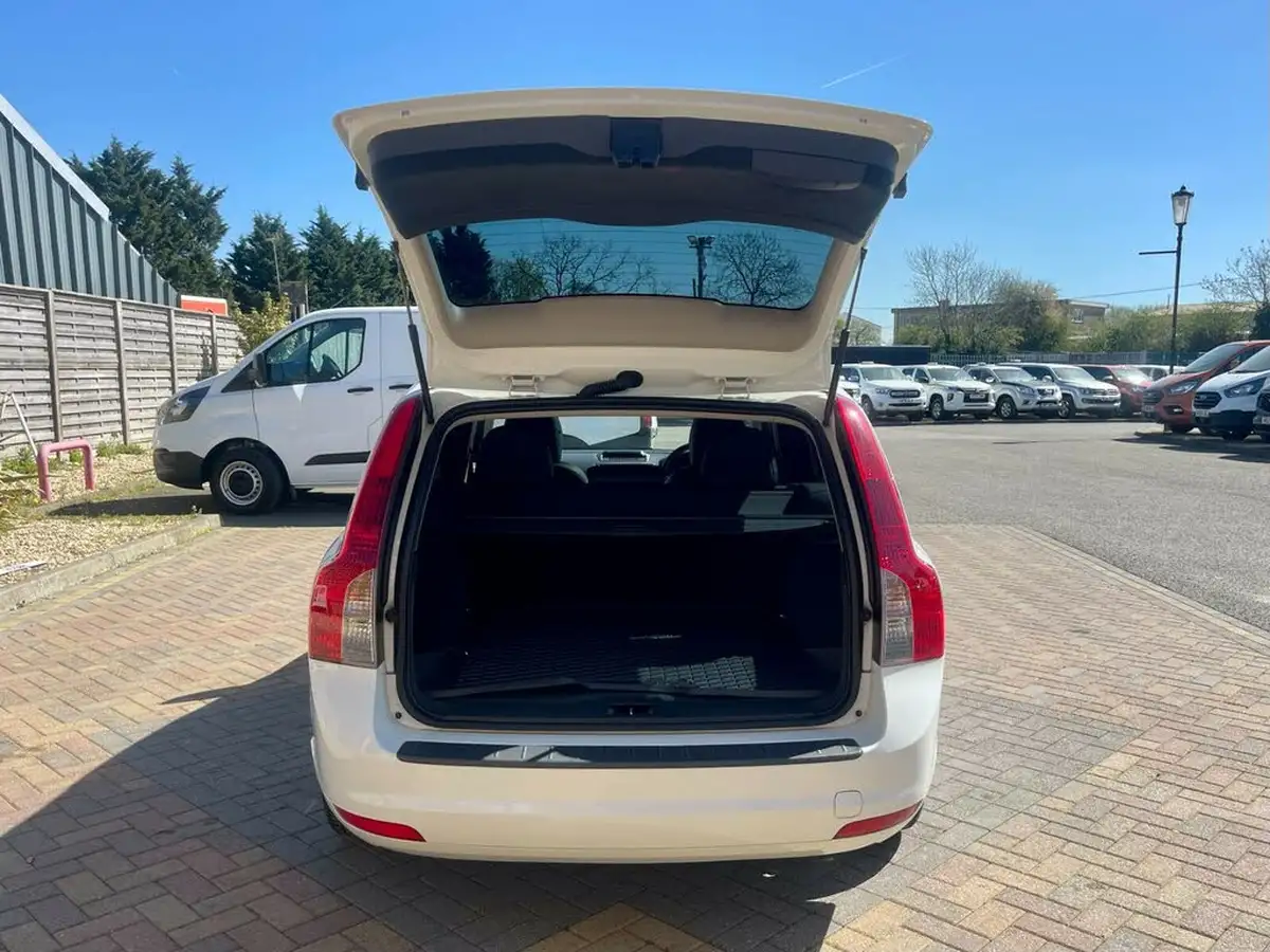 2011-volvo-v50-big-49