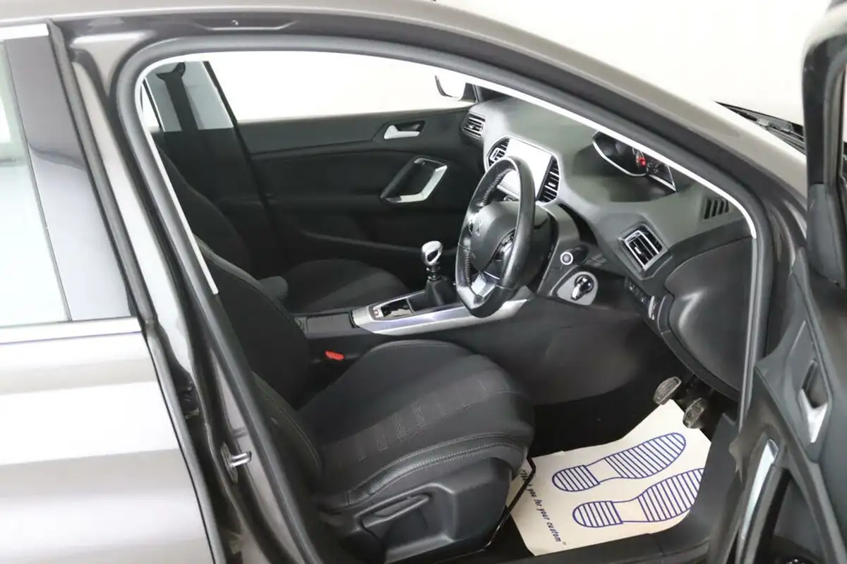 2019-peugeot-308-12-puretech-allure-130bhp-big-14