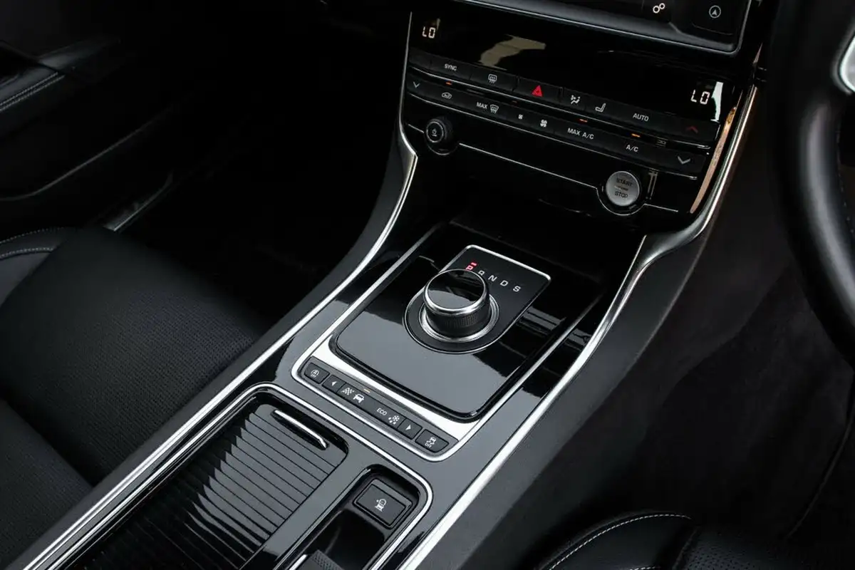 2018-jaguar-xe-20i-r-sport-249ps-awd-1998cc-big-29