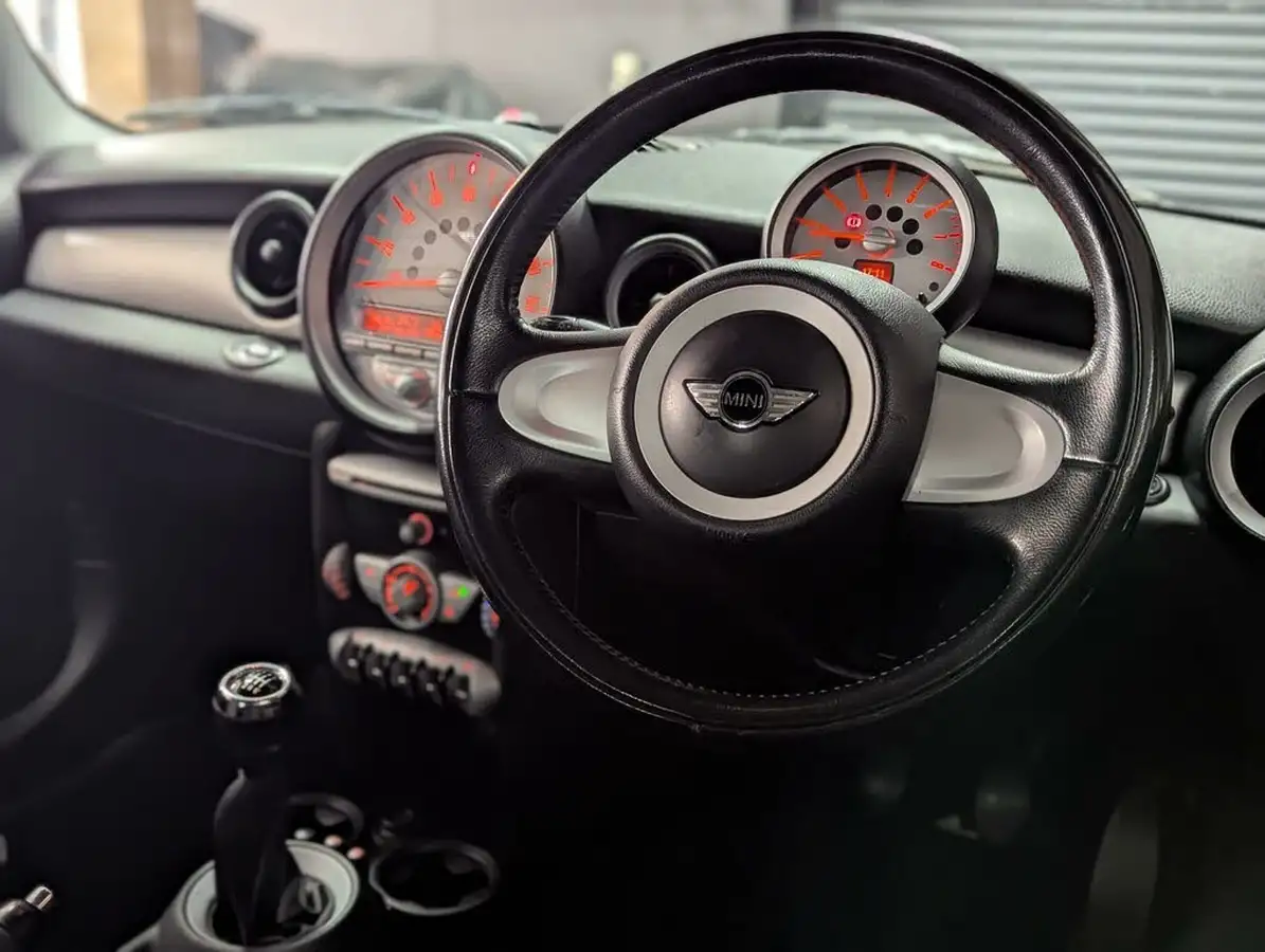 2009-mini-cooper-16-cooper-120bhp-hatchback-3d-big-17