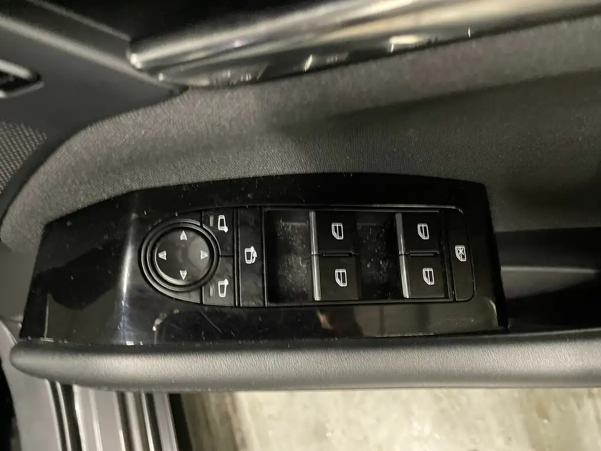 2023-mazda-mazda3-20-sport-lux-122ps-hatchback-5d-auto-big-19