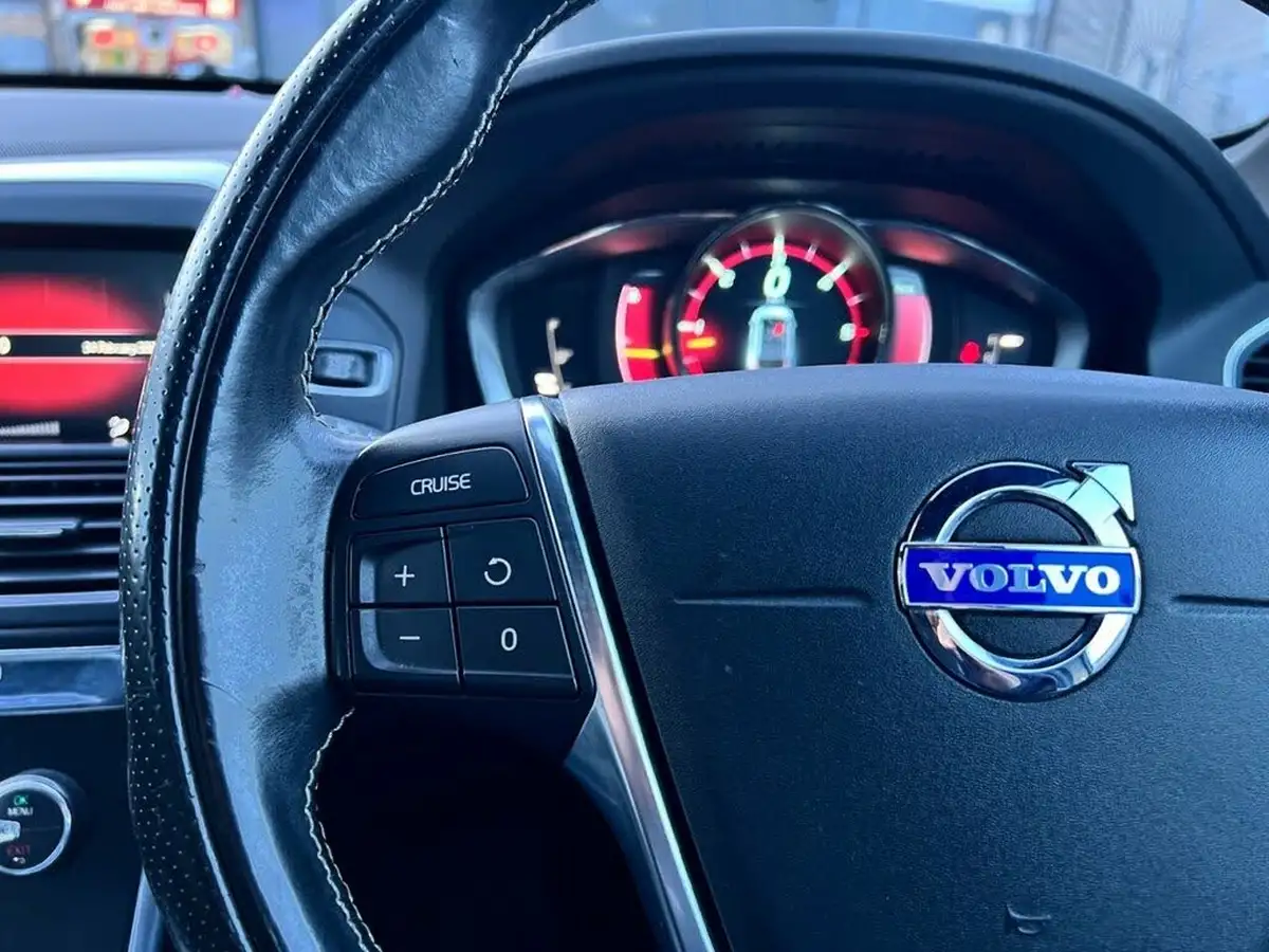 2014-volvo-xc60-24td-d5-r-design-lux-215bhp-geartronic-big-8