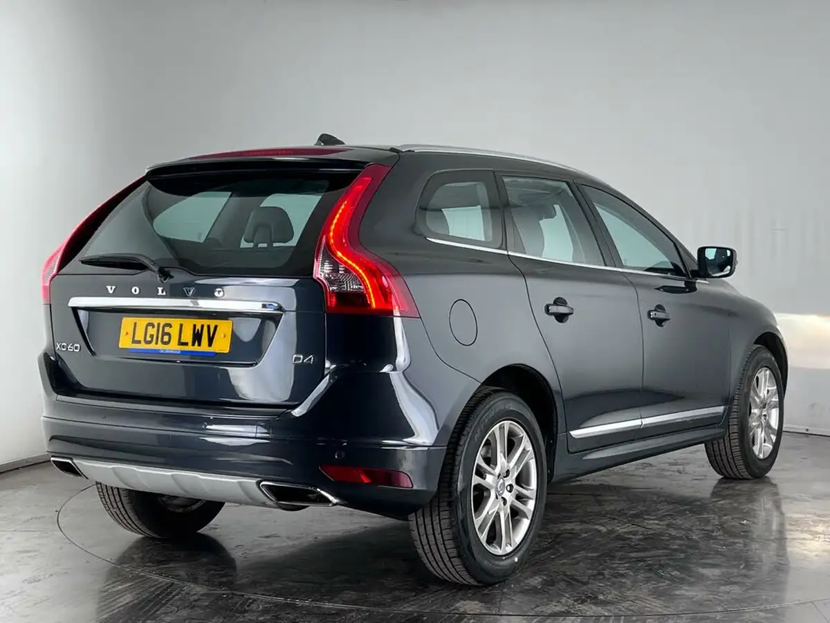 2016-volvo-xc60-20td-d4-se-lux-nav-geartronic-big-2