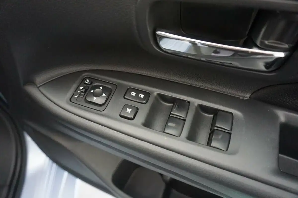 2015-mitsubishi-outlander-20-gx3h-phev-5st-big-17