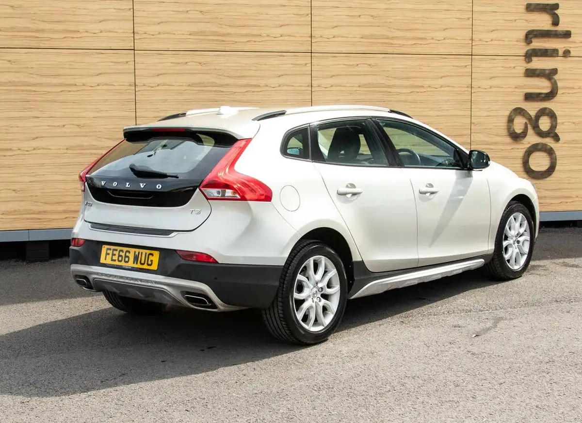 2016-volvo-v40-15-t3-cross-country-pro-big-2