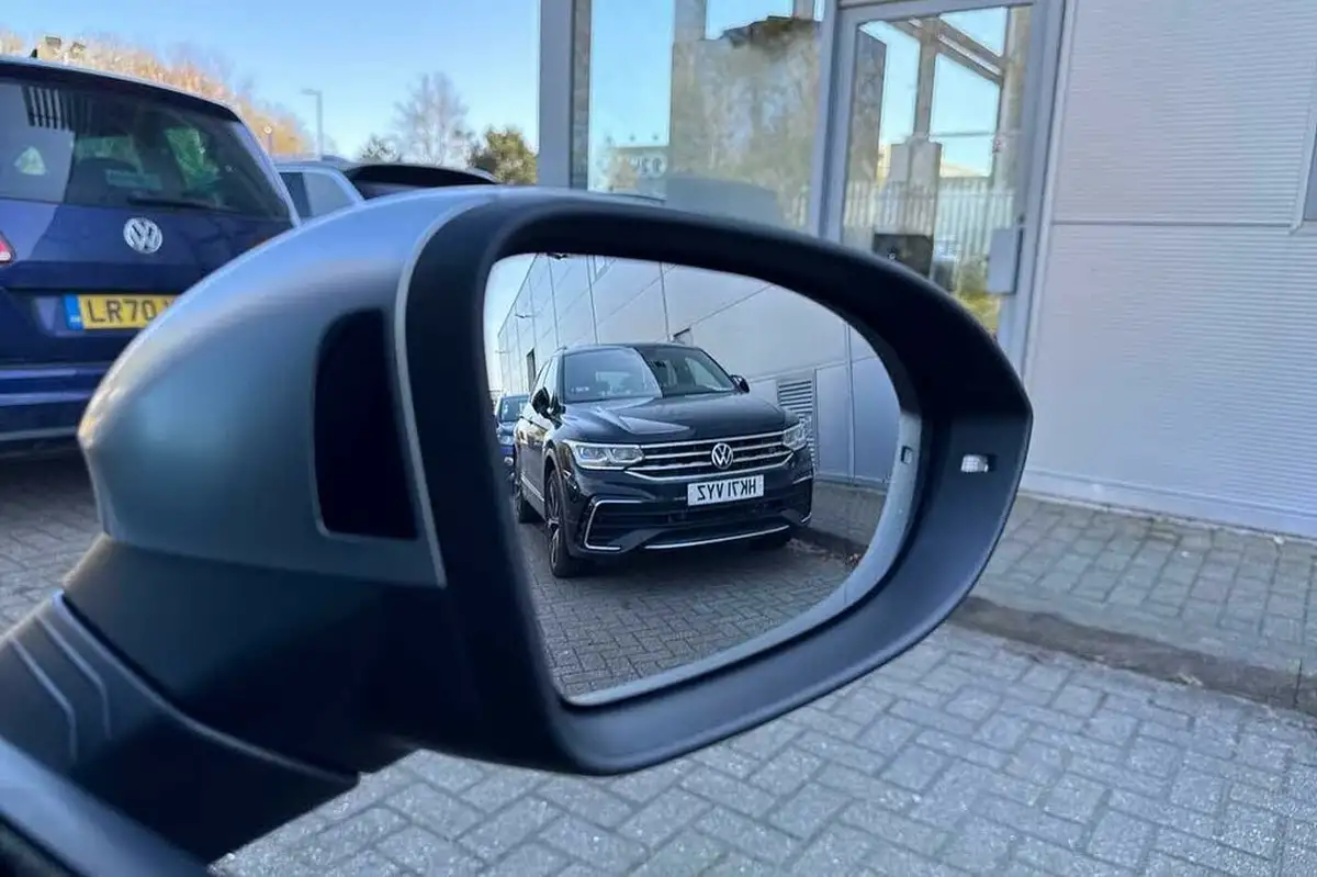 2021-volkswagen-golf-20-tsi-r-hatchback-big-23