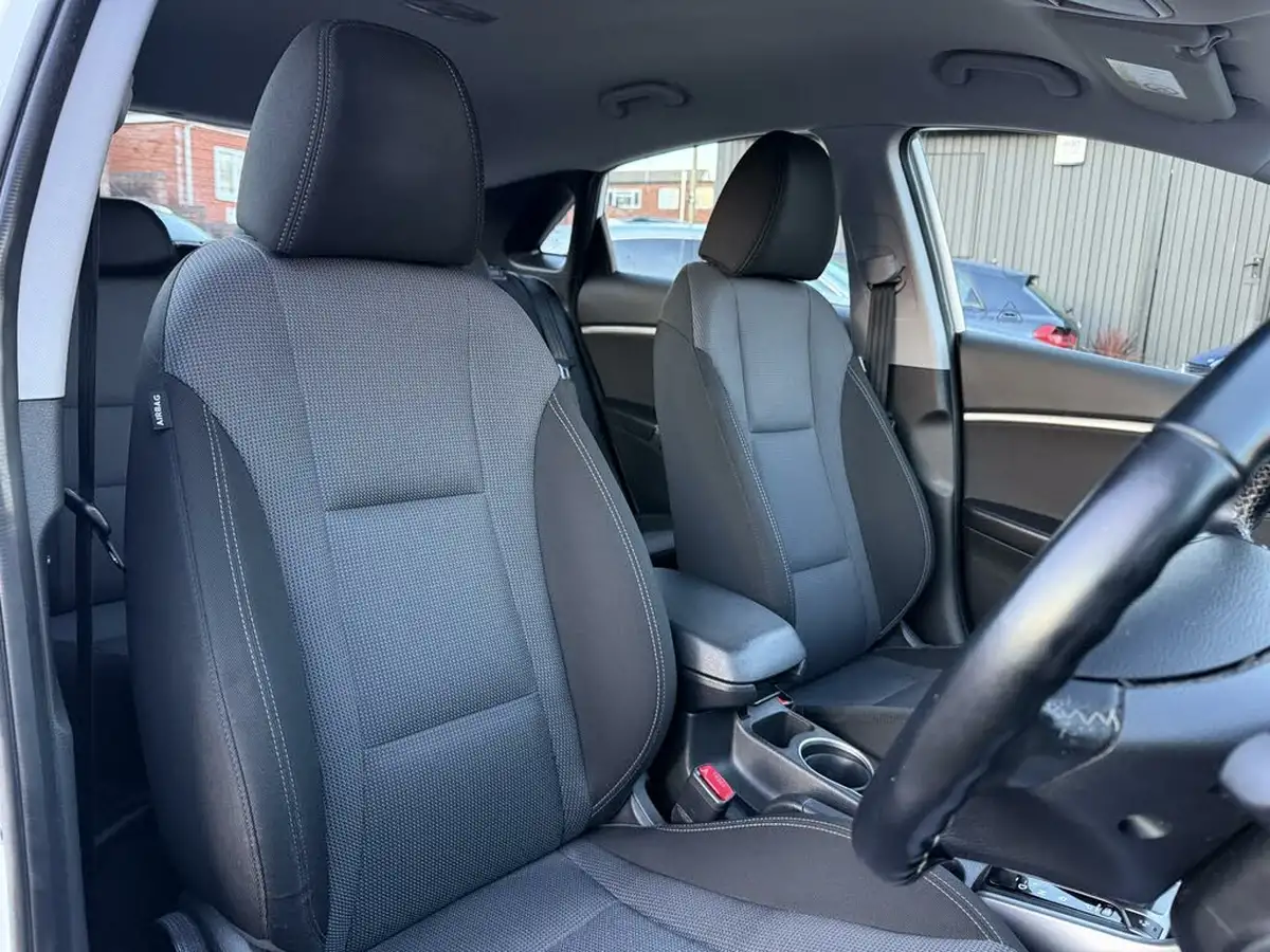 2017-hyundai-i30-16-se-hatchback-auto-big-11