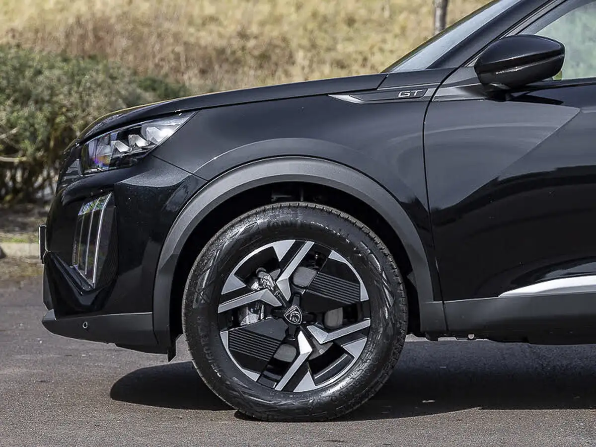 2025-peugeot-2008-suv-12-puretech-gt-136ps-hybrid-e-dsc6-big-18